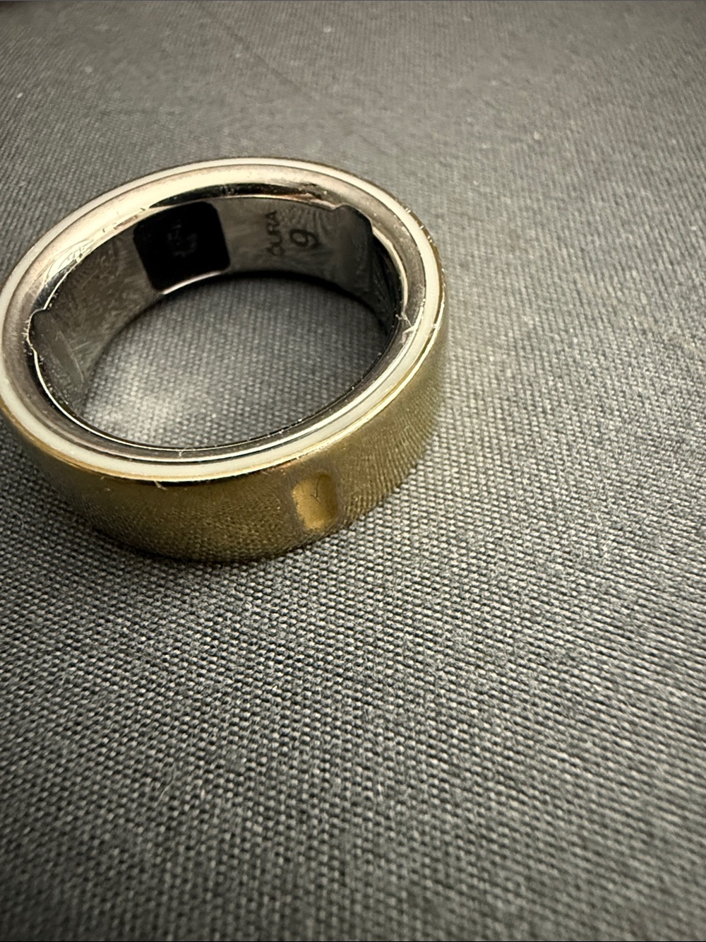 Oura gen 4 Gold Tone Ring - Size 9
Gently used condition 
Comes with charger